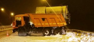 В результате ДТП на новгородском участке федеральной автодороги водитель грузового автомобиля доставлен в медицинское учреждение