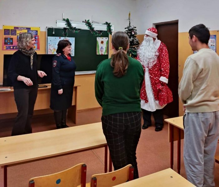 Полицейский Дед Мороз шагает по Новгородской области